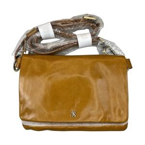 Hobo - Rubie Crossbody
A wallet crossbody with a leather and chain strap
